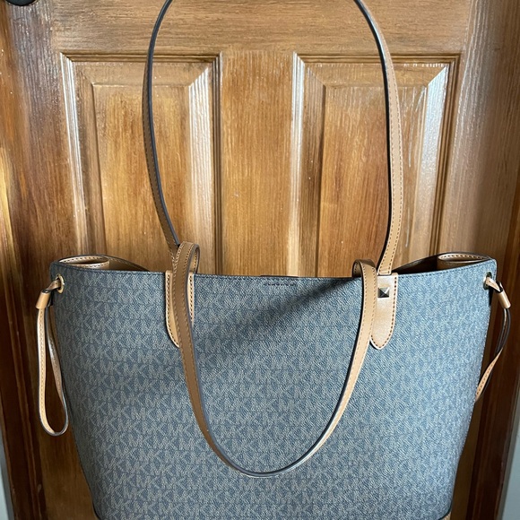 Michael Kors leather tote - Picture 2 of 15